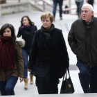 Isabel de la Fuente, madre de Cristina Arce, fallecida junto con otras cuatro jóvenes, su hermana y su padre a su llegada a la sede de la Audiencia donde se elebra el juicio del Madrid Arena.-EFE / CHEMA MOYA