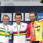 Kwiatkowski, en el podio con el maillot arcoíris, rodeado por Gerrans (plata) y Valverde (bronce).-
