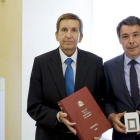 Ignacio González y Manuel Moix en septiembre del 2014, cuando eran presidente de la Comunidad de Madrid y fiscal jefe de Madrid, respectivamente.-CARLOS IGLESIAS