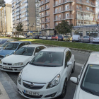 Zona de aparcamiento de vehículos en batería en la calle del Carmen.-SANTI OTERO