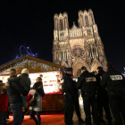 Policías franceses patrullan en un mercado navideño en Reims.-FRANCOIS NASCIMBENI / AFP