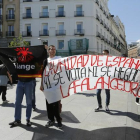 Varios miembros de la ultraderecha se manifiestan contra la independencia de Cataluña, en las inmediaciones del Congreso.-AGUSTIN CATALAN