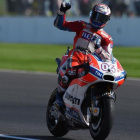 Andrea Dovizioso celebra la victoria en Inglaterra-AFP / OLI SCARFF