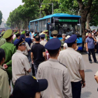 Policías rodean a manifestantes durante una protesta en las calles de Hanoi (Vietnam).-STAFF (REUTERS)