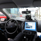 Dos agentes vigilan el dispositivo del radar móvil en una calle de la capital.-ISRAEL L. MURILLO