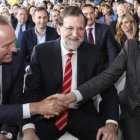 Vicente Betoret saluda al expresidente de la Comunidad Valenciana Alberto Fabra en presencia de Mariano Rajoy, el pasado mes de mayo, durante un acto del PP en Valencia.-MIGUEL LORENZO