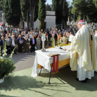 La misa de los Santos celebrada  a las 12. 00 horas en el cementerio reunió a una gran cantidad de fieles.-ISRAEL L. MURILLO