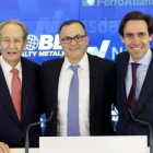 Javier López Madrid (derecha) con su suegro, el presidente del Grupo Villar Mir, Juan Miguel Villar Mir, y el presidente de Globe, Alan Kastebaum, durante un acto en Nueva York en el 2015.-EFE