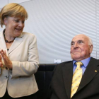 La cancillera Angela Merkel aplaude al excanciller Helmut Kohl, en el 2012.-Foto:   FABRIZIO BENSCH / REUTERS