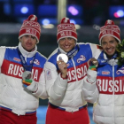 Legkov (centro) lideró un triplete ruso en los 50 kilómetros de esquí de fondo de Sochi 2014.-/ AP / CHARLIE RIEDEL