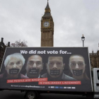 Una camioneta publicitaria con un póster anti-'brexit' pasa por delante del Parlamento británico, en Londres, el 27 de febrero.-DANIEL LEAL-OLIVAS