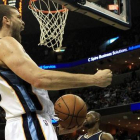 Marc Gasol, jugador de los Grizzlies, celebra una canasta anotada tras recibir falta.-EFE