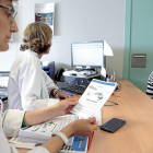 Foto de archivo de la primera paciente en estrenar la receta electrónica en Castilla y León en julio de 2015.-JOSÉ C. CASTILLO
