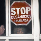 Bernardina Bindang (centro) protesta contra su desahucio, el pasado día 18.-Foto: AP / ANDRÉS KUDACKI