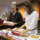 Sanz y González con los documentos entregados por el equipo redactor.-L.V.