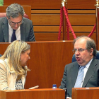 La consejera de Economía, Pilar del Olmo, habla con Juan Vicente Herrera durante el Pleno de ayer en las Cortes.-ICAL