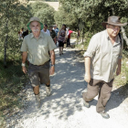 Eudald Carbonell recorre el sendero botánico junto al director del Aula de Medio Ambiente de la Fundación Caja de Burgos, Miguel Ángel Pinto.-SANTI OTERO