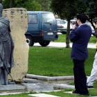 La estatua de Rodrigo Díaz de Vivar da la bienvenida a los visitantes.-ISRAEL L. MURILLO
