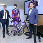 Javier Lacalle y Julio Andrés Izquierdo posan junto a una de las bicicletas del Burgos BH.-RAÚL G. OCHOA