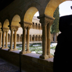 El claustro románico de la abadía, con su enhiesto ciprés, es uno de los símbolos de Santo Domingo de Silos.-ECB