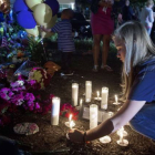 Vecinos de Roanoke colocan velas en el memorial por la periodista asesinada.-Foto: PAUL J. RICHARDS / AFP / PAUL J. RICHARDS