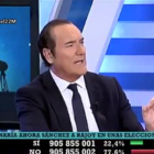 El presentador de 'El Cascabel' de 13TV, Antonio Jiménez, riéndose de lo sucedido en Manchester.-