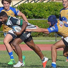 Un rival sujeta de la camiseta a Jerry Surumi durante un encuentro liguero.-JERRYSURUMI.WIXSITE.COM