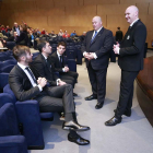 Antonio Caselli conversa con varios consejeros del Burgos CF en la asamblea celebrada en diciembre. RAUL G. OCHOA