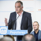 González Pons durante una reunión con miembros del partido de la Comunidad Valenciana para abordar las aportaciones al programa del PP para las elecciones europeas.-MIGUEL LORENZO