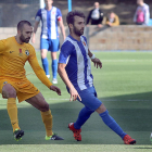 Rodri presiona a un jugador del Izarra durante el encuentro de ayer en Merkatondoa.-JAVIER SESMA
