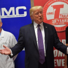 Trump y su mujer hablan ante la prensa tras visitar a los supervivientes en el Univeristy Medical Center, en Las Vegas, el 4 de octubre-AFP / MANDEL NGAN