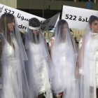 Mujeres vestidas de novia en una protesta contra la ley derogada, en Beirut, en diciembre del 2016-AP / HASSAN AMMAR