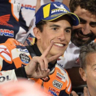 Marc Márquez celebra con su ingeniero Santi Hernández, con barba, y Roberto Cierici Ginetto, tras lograr el segundo puesto en Catar.-EFE / NOUSHAD THEKKAYIL