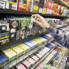 Cajetillas de tabaco en un estanco.-FERRAN NADEU