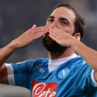 El delantero Gonzalo Higuaín celebra un gol con el Nápoles la temporada pasada.-EFE / GIUSEPPE ZANARDELLI