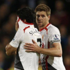 Gerrard consuela a Suárez tras un pinchazo del Liverpool en la Premier la temporada pasada.-Foto: AFP / ADRIAN DENNIS