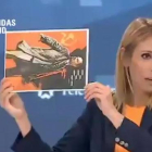 Silvia Saavedra (Ciudadanos) muestra una imagen de Lenin en el debate de Telemadrid. / TELEMADRID / TWITTER-TELEMADRID / TWITTER
