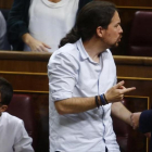 Iglesias conversa con Garzón, al lado de Errejón, en el debate de investidura de Rajoy.-AGUSTIN CATALAN