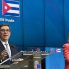 Bruno Rodríguez (izq) y Federica Mogherini, en su rueda de prensa conjunta en Bruselas, este lunes.-AP / VIRGINA MAYO