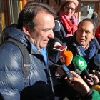 Uno de los abogados de la defensa atiende a los medios de comunicación a la salida del juzgado.-L. V.