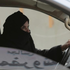 Foto de archivo de Aziza Al-Yousef conduciendo un coche en Riad como acto de protesta en el 2014 a favor de eliminar la ley que prohibe a las mujeres saudís conducir.-/ HASAN JAMALI (AP)