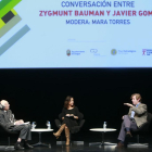 La periodista Mara Torres animó y moderó el diálogo entre el sociólogo polaco Zygmunt Bauman (i.) y el filósofo español Javier Gomá en la sala de congresos del Fórum.-Raúl Ochoa
