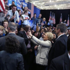 Selfi de Hillary Clinton con algunos de sus seguidores en el acto de los demócratas en Carolina del Sur.-AFP