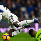 Vinicius cae ante Rulli, este domingo en el Bernabéu.-AFP / GABRIEL BOUYS