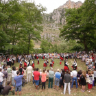 Los romeros disfrutaron de los bailes del grupo local Antecuvia tras la misa campestre.-G. G.