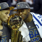 Stephen Curry y Andre Iguodala besan el título de campeones de la NBA.-BOB DONNAN