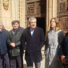 Garicano posa con cargos públicos y candidatos de Ciudadanos de Burgos ante la portada de la iglesia de Santa María.-L. V.