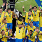 Jugadores de Brasil celebran con el trofeo de la Copa América de Fútbol 2019.-EFE