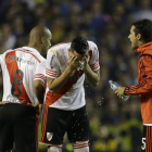 Ramiro Funes Mori, del River, se lava la cara con agua tras ser atacado con gas pimienta, el jueves en Buenos Aires.-Foto: AP / VICTOR R. CAIVANO