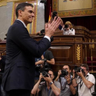 Pedro Sánchez, ante los fotógrafos, tras la moción de censura.-/ JOSE LUIS ROCA